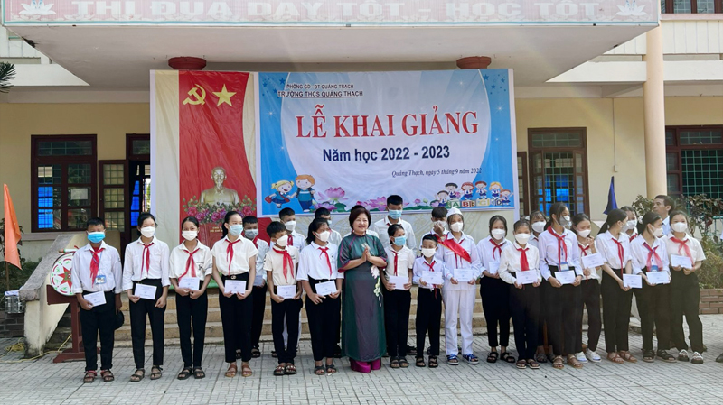 Trao 50 suất học bổng cho học sinh nghèo vào năm học mới