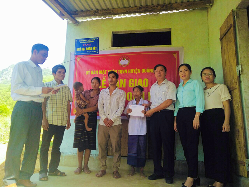Bàn giao nhà "Đại đoàn kết" cho hộ nghèo
