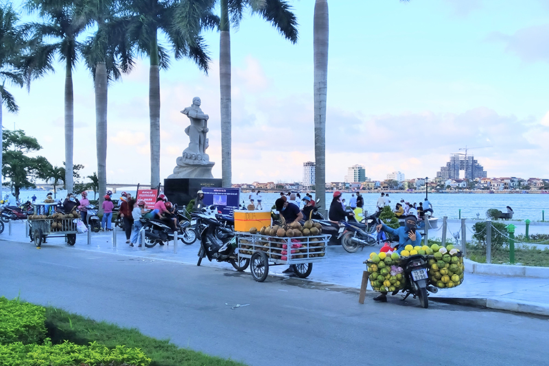 Tái diễn tình trạng bán hàng rong trước tượng đài Mẹ Suốt