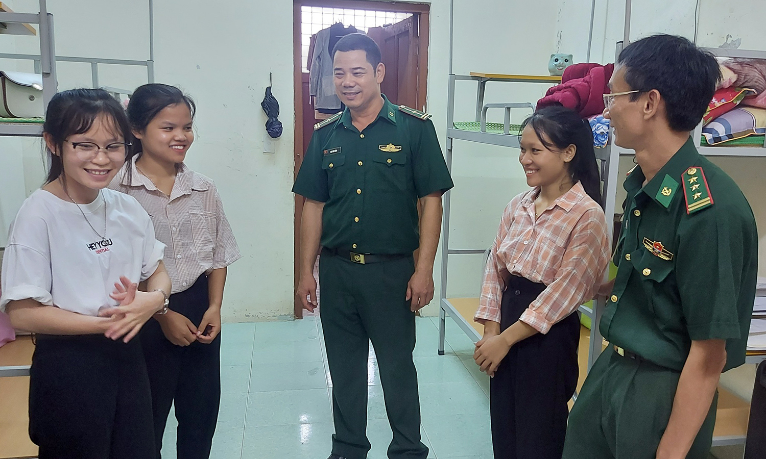 Chung tay nâng bước em đến trường