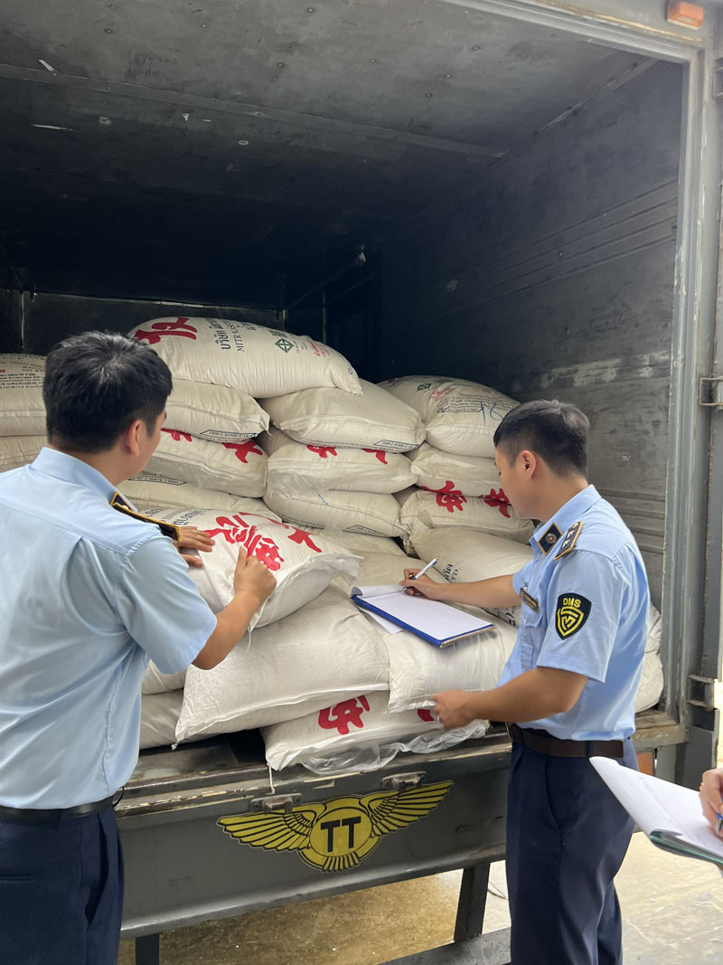 Phát hiện ô tô tải chở hơn 7 tấn đường kính vi phạm