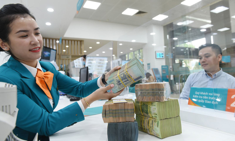 Nhiều ngân hàng tăng lãi suất để thu hút dòng tiền nhàn rỗi
