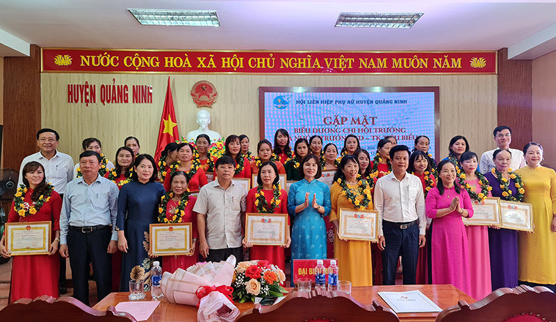 Gặp mặt, biểu dương chi hội trưởng phụ nữ và nhóm trưởng tín dụng-tiết kiệm tiêu biểu