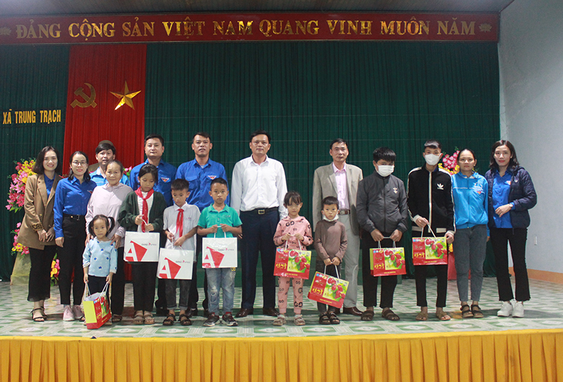 Nhân rộng mô hình "Em nuôi của Đoàn"