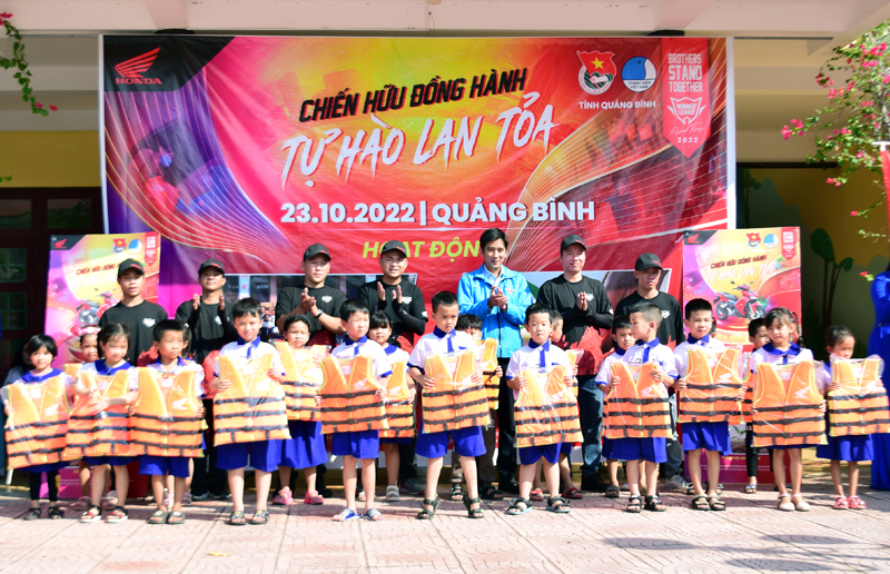 Trao tặng 500 phần quà cho các em học sinh xã Quảng Tiến