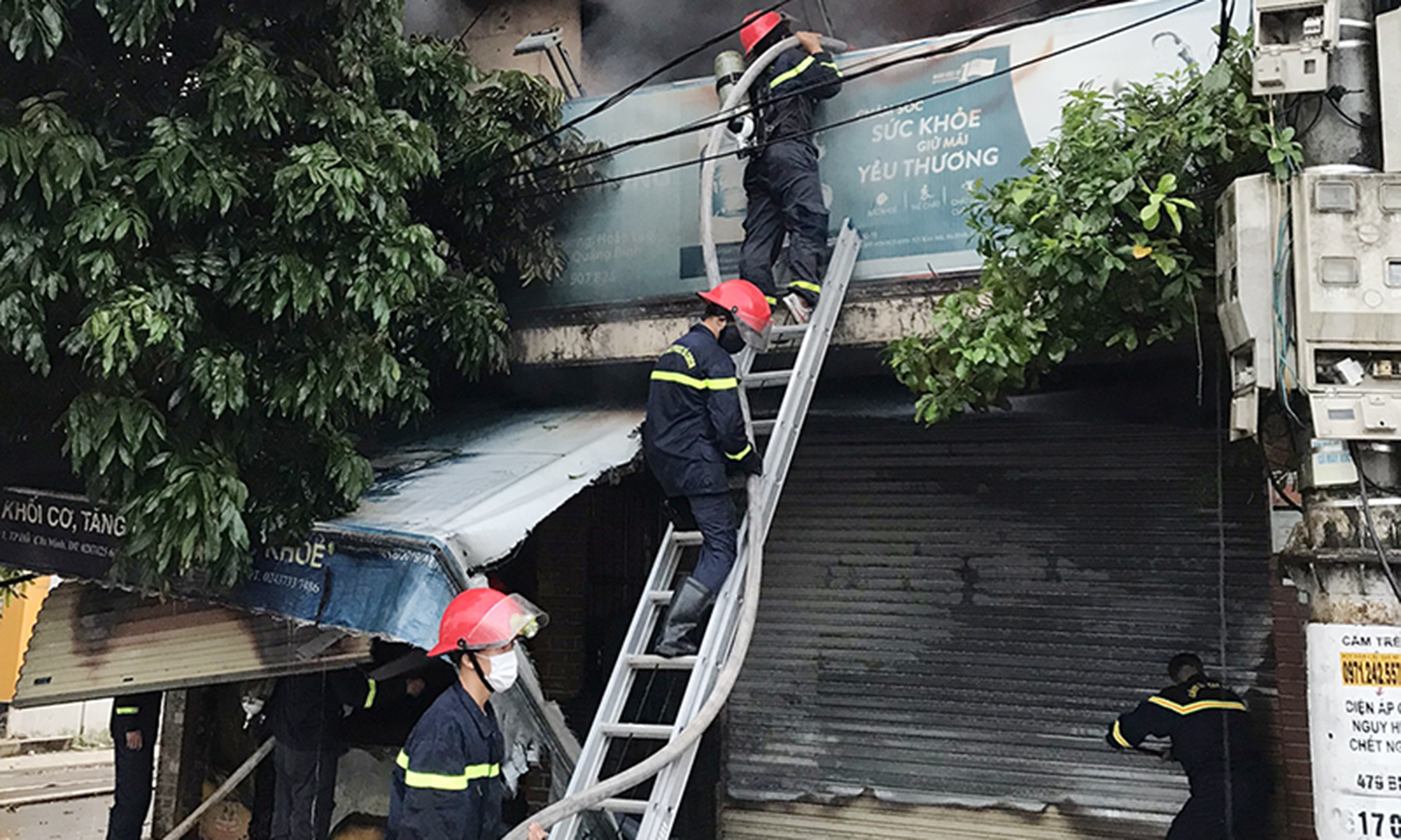 Cháy lớn tại cửa hàng tạp hóa thị trấn Hoàn Lão