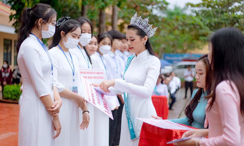 Hoa hậu Đinh Như Phương và tình yêu biển, đảo quê hương