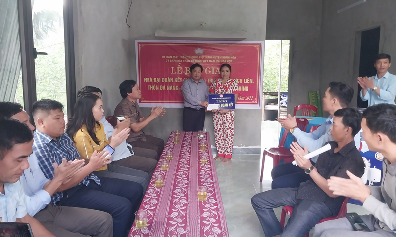 Minh Hóa: Bàn giao nhà "Đại đoàn kết" cho hộ nghèo