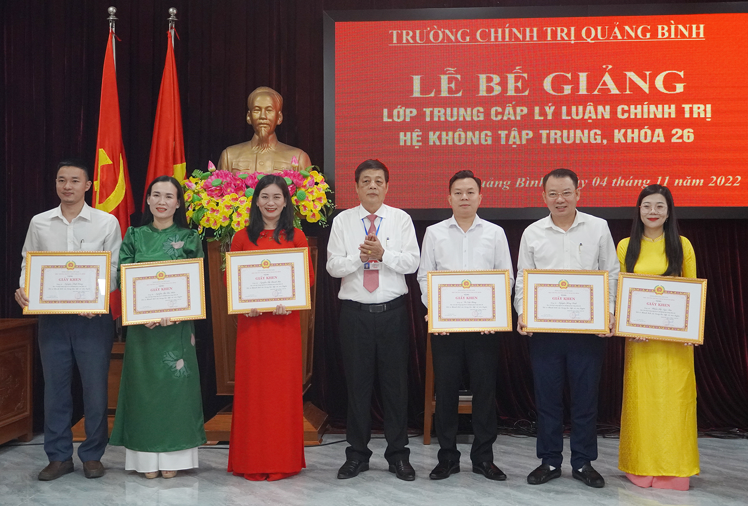 Bế giảng lớp trung cấp lý luận chính trị, hệ không tập trung khóa 26
