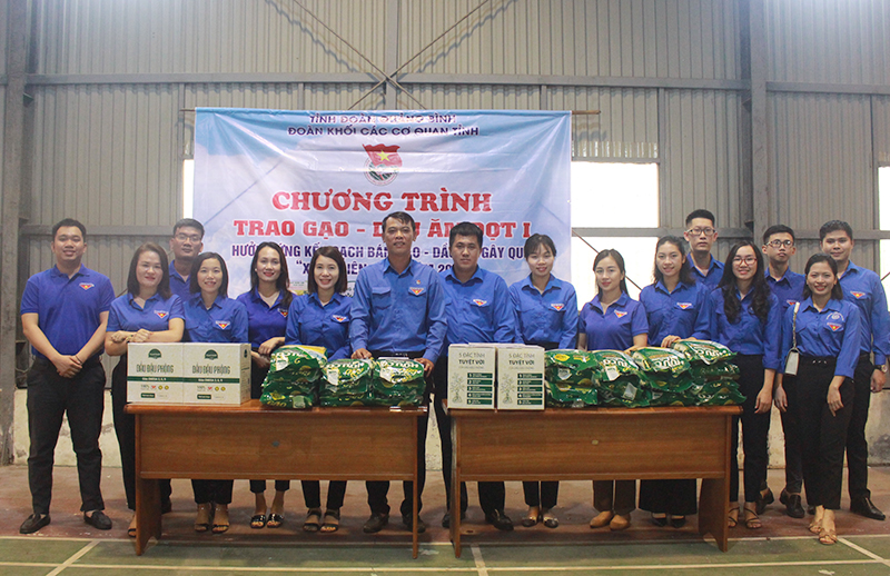 Bán gạo, dầu ăn gây quỹ tình nguyện chương trình "Xuân biên giới" năm 2023