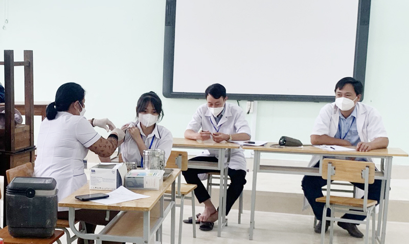 Lệ Thủy: Tập trung tiêm vắc xin phòng Covid-19 cho học sinh THPT