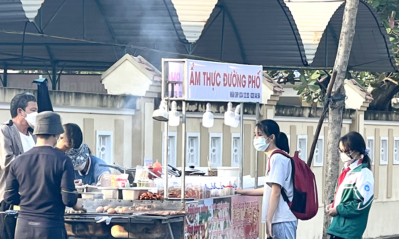 Chuyện hàng quán trước cổng trường