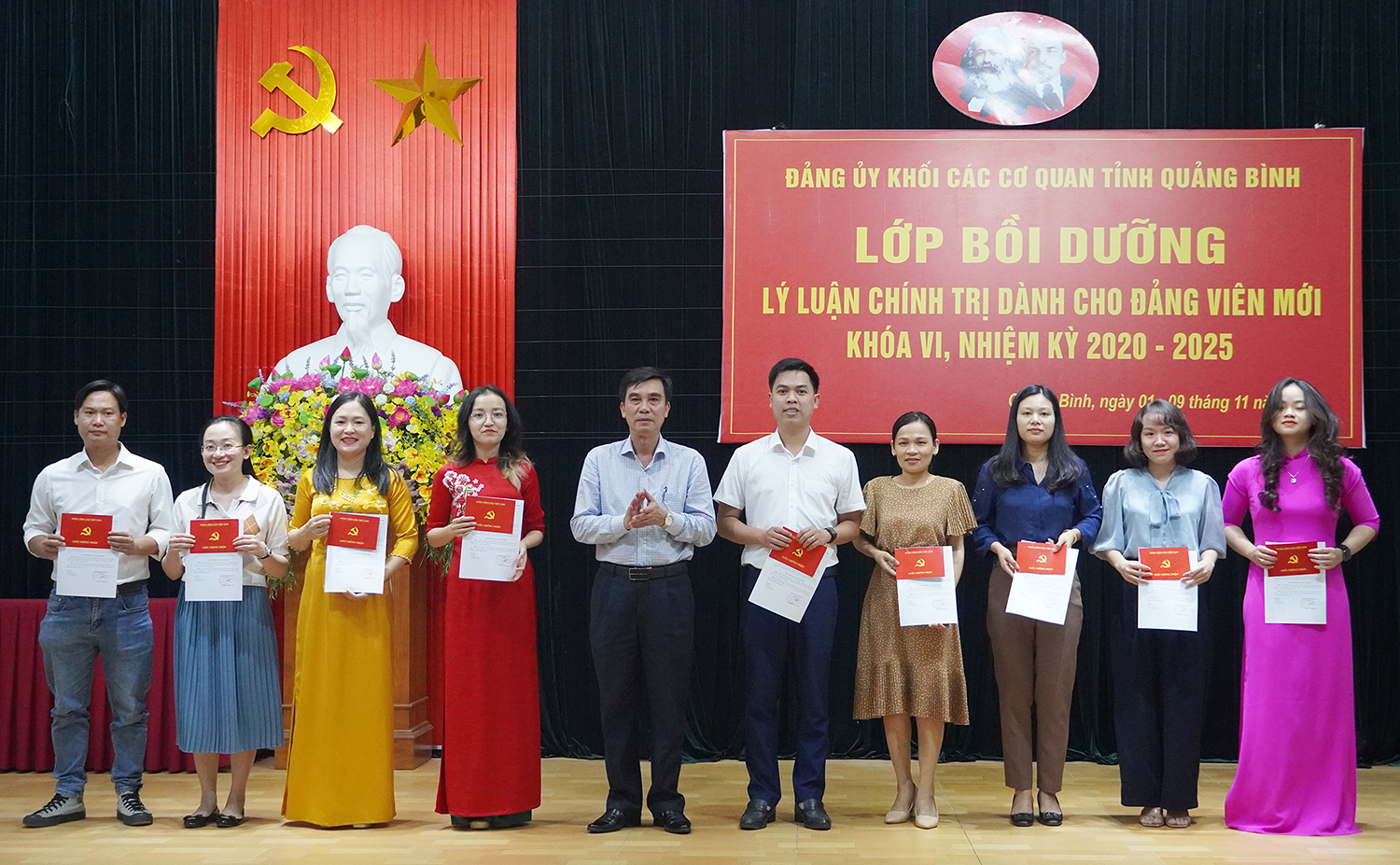 Bế giảng lớp bồi dưỡng lý luận chính trị dành cho đảng viên mới