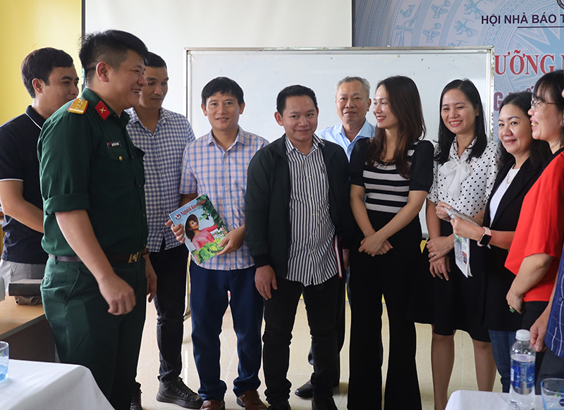 Bồi dưỡng nghiệp vụ báo chí "kỹ năng viết về xây dựng Đảng"