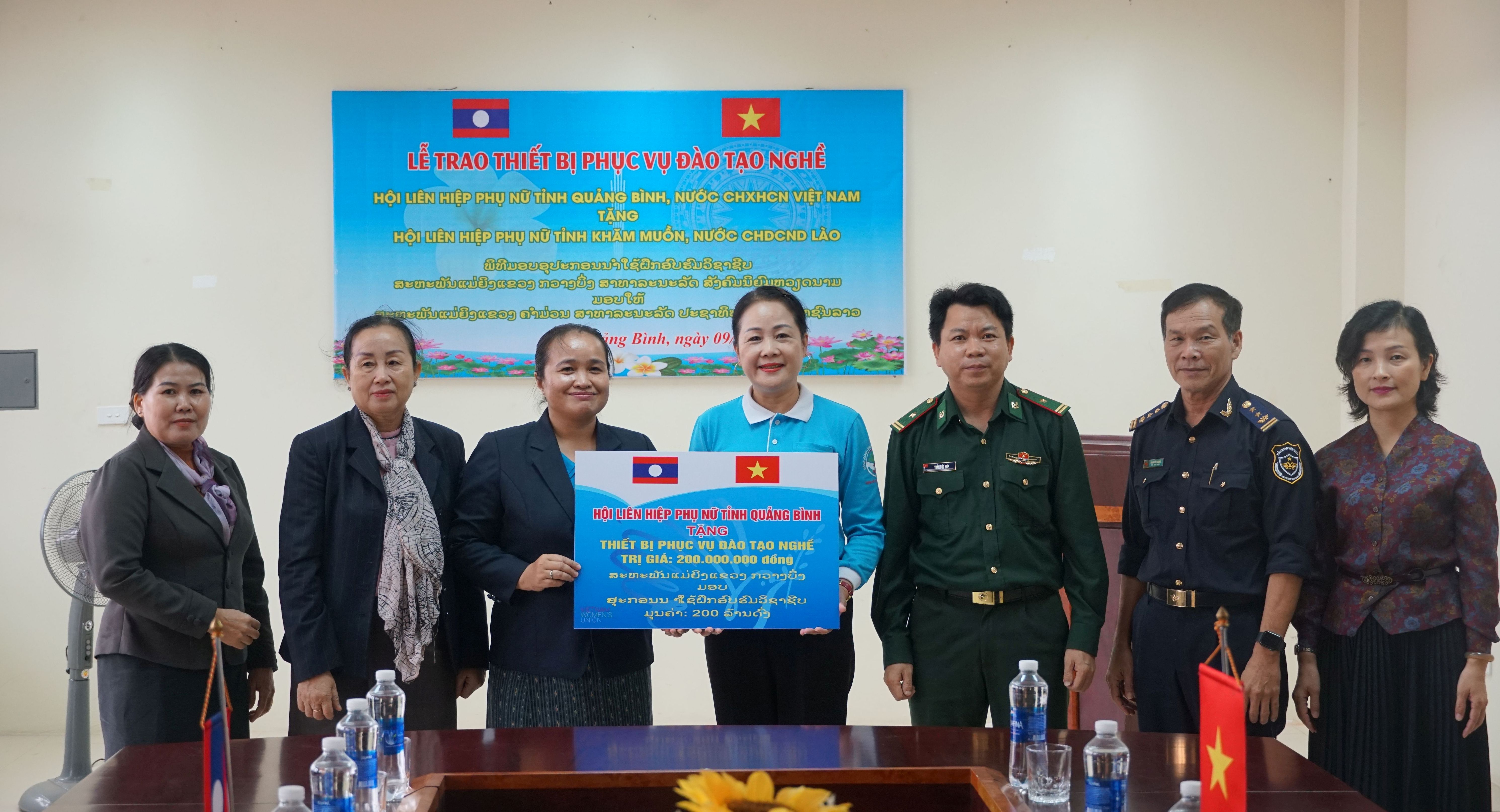Trao tặng thiết bị đào tạo nghề cho Hội Liên hiệp Phụ nữ tỉnh Khăm Muồn