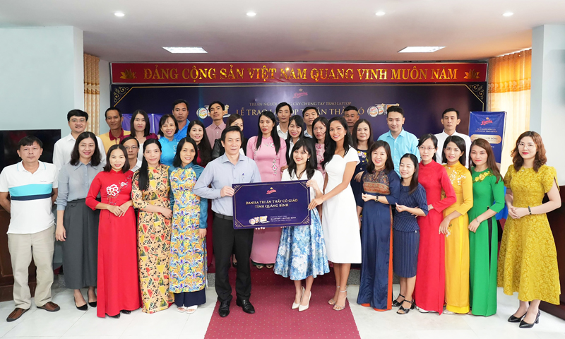 H'Hen Niê đồng hành cùng Danisa trao món quà tri ân đến thầy cô tỉnh Quảng Bình nhân Ngày hiến chương Nhà giáo