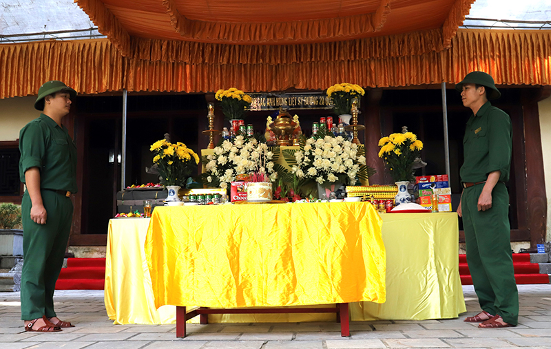 Những dòng tên tạc vào đá núi