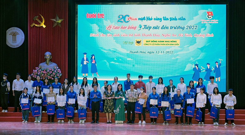Trao 14 suất học bổng cho các tân sinh viên có hoàn cảnh khó khăn