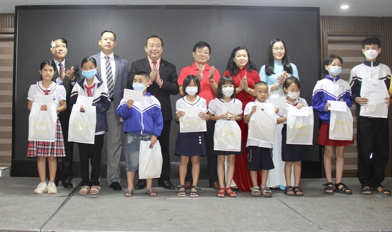 Trao học bổng cho học sinh nghèo vượt khó học giỏi