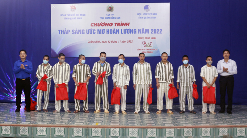"Thắp sáng ước mơ hoàn lương" cho phạm nhân