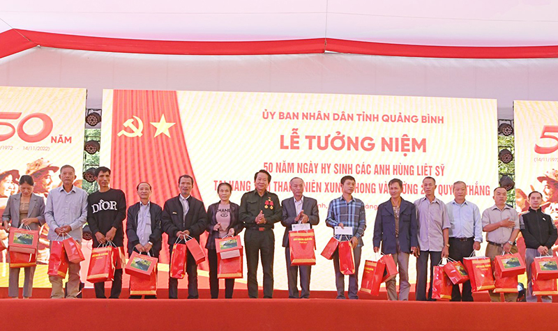 Tặng quà cho thân nhân các liệt sỹ và cựu TNXP