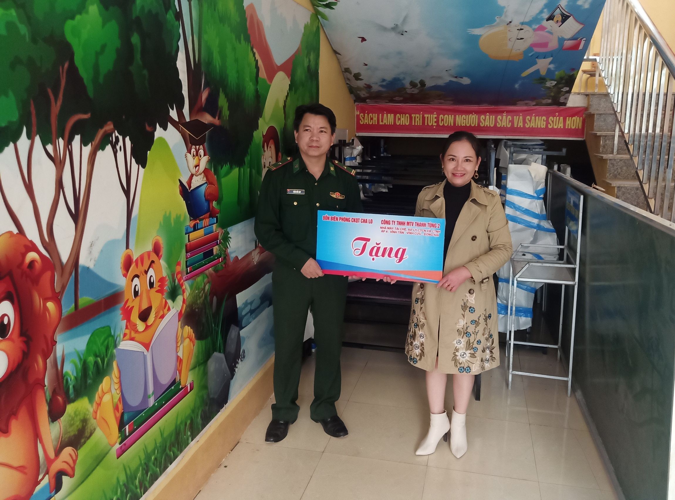 Trao tặng 24 bộ bàn ghế cho học sinh xã biên giới Dân Hóa