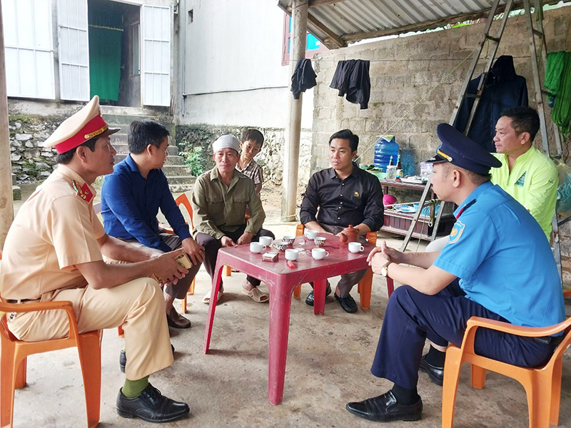 Thăm hỏi gia đình có nạn nhân tử vong do tai nạn giao thông