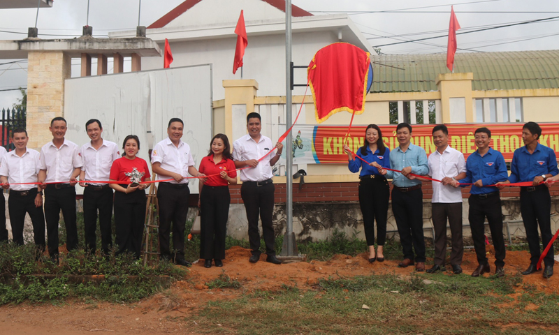 Khánh thành công trình "Thắp sáng đường quê" tại xã Quảng Tiến