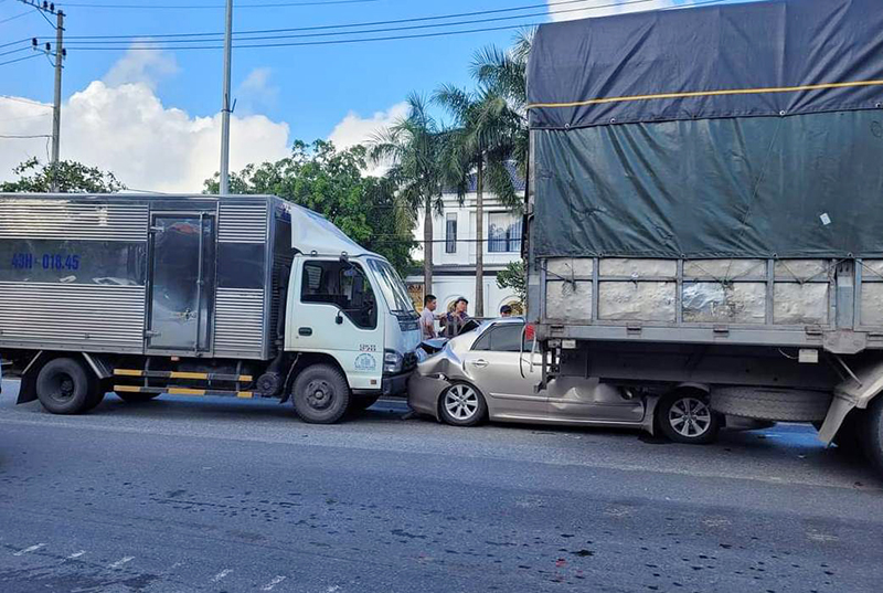 Dừng đèn đỏ, xe con bị ép kẹt vào gầm đuôi xe tải