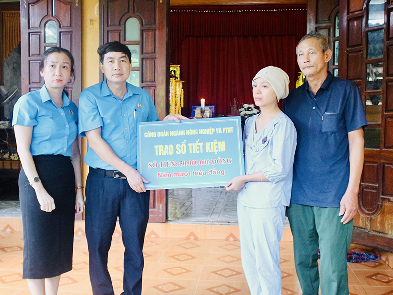 Thăm, hỗ trợ gia đình đoàn viên tử nạn khi làm nhiệm vụ