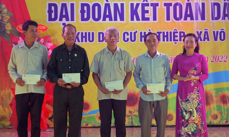 "Hỡi ai con cháu Rồng Tiên, mau mau đoàn kết vững bền cùng nhau"