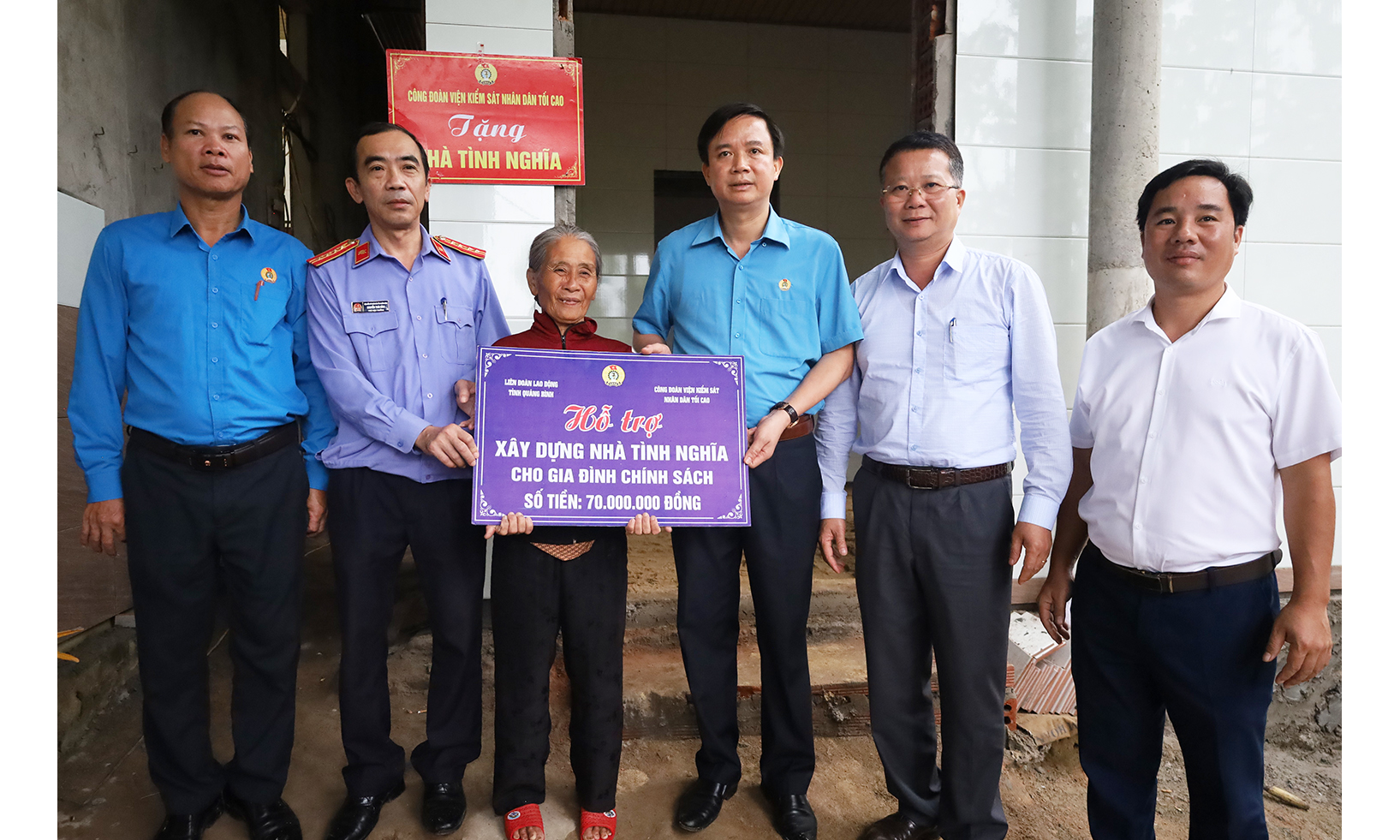Bàn giao nhà tình nghĩa cho gia đình chính sách huyện Bố Trạch