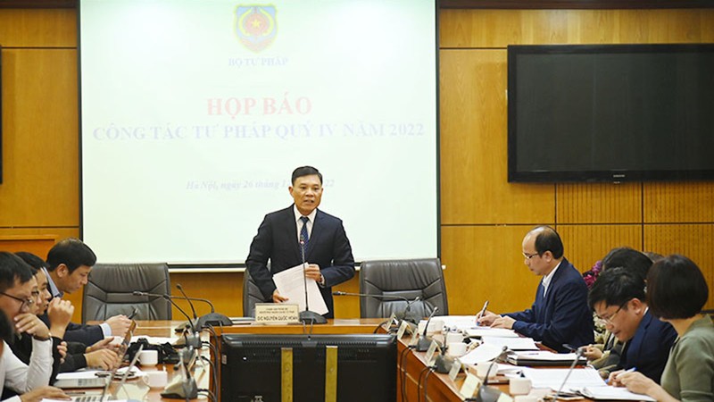 Bãi bỏ 37 thủ tục, không yêu cầu người dân xuất trình sổ hộ khẩu, sổ tạm trú giấy