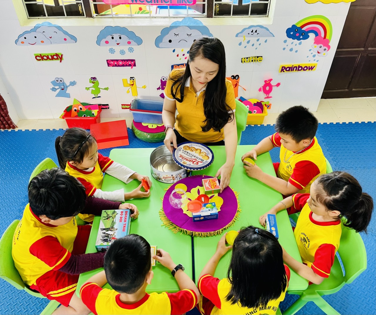 Cô giáo mầm non yêu nghề, mến trẻ