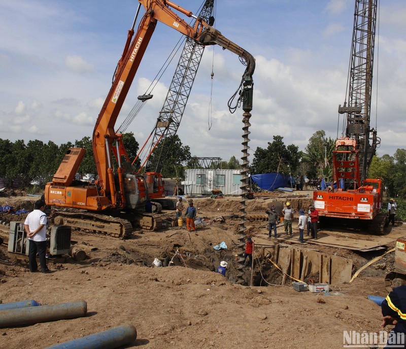 Dự kiến chiều 3/1 sẽ rút được ống bê-tông