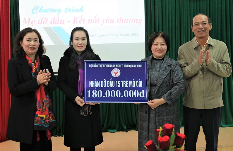 Trao tiền hỗ trợ cho trẻ mồ côi có hoàn cảnh đặc biệt khó khăn