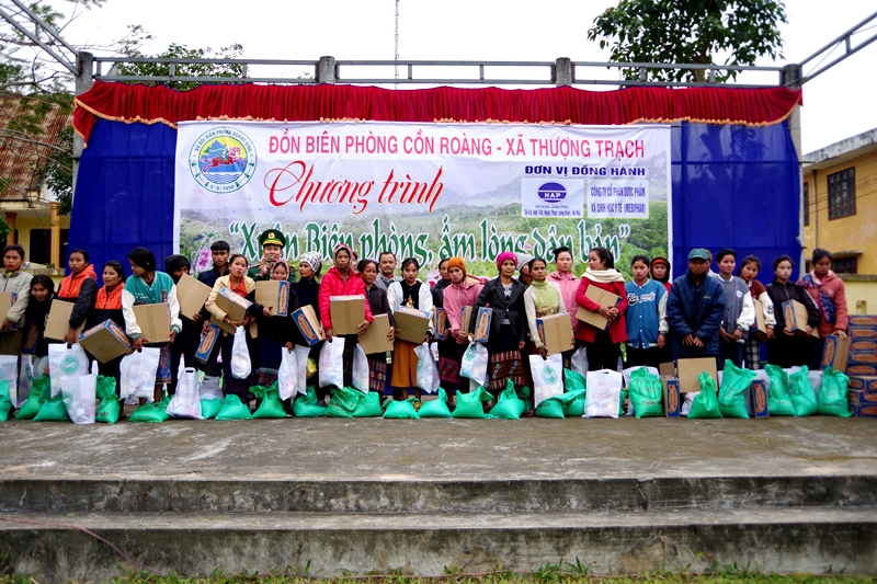 Chương trình "Xuân biên phòng-Ấm lòng dân bản" cho đồng bào Ma Coong