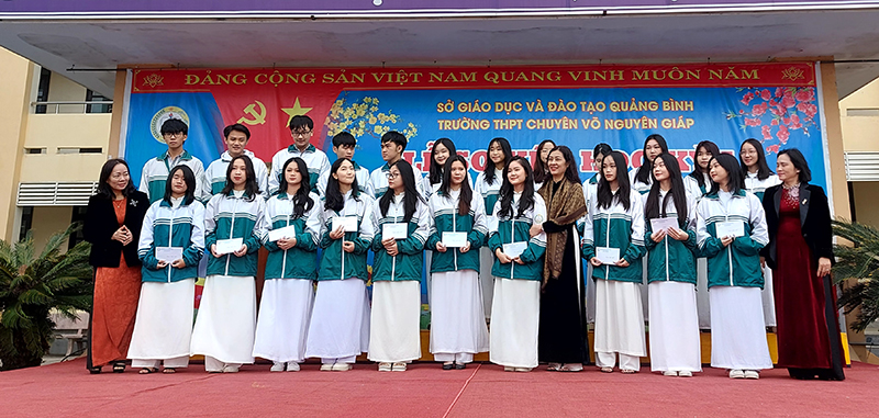 Khen thưởng học sinh có thành tích cao trong học tập, rèn luyện