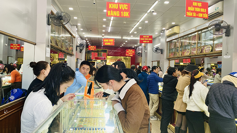 Người dân tấp nập mua vàng ngày vía Thần Tài