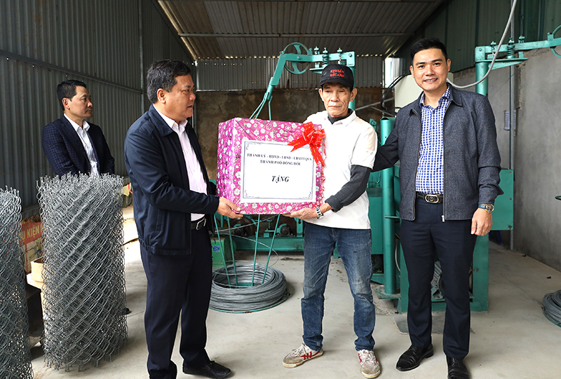 Đồng chí Bí thư Thành ủy Đồng Hới kiểm tra tình hình sản xuất, kinh doanh đầu xuân mới