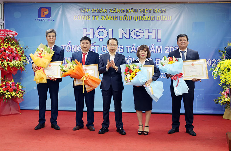 Phát triển mạng lưới cơ sở phục vụ kinh doanh theo hướng hiện đại, văn minh
