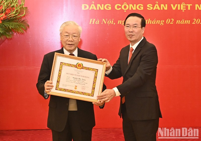 Tổng Bí thư Nguyễn Phú Trọng nhận Huy hiệu 55 năm tuổi Đảng