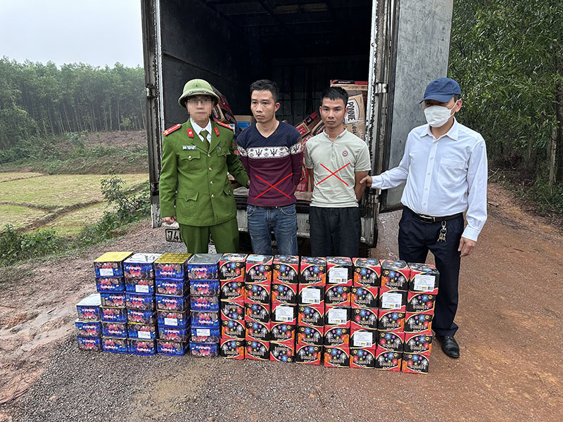 Bắt vụ vận chuyển hơn 100 kg pháo hoa nổ
