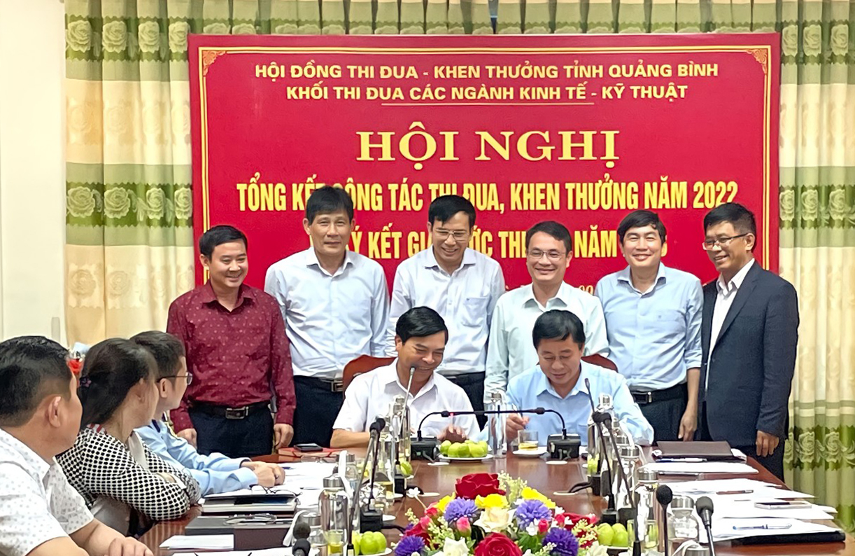 Khối thi đua các ngành Kinh tế-Kỹ thuật: Ký giao ước thi đua năm 2023