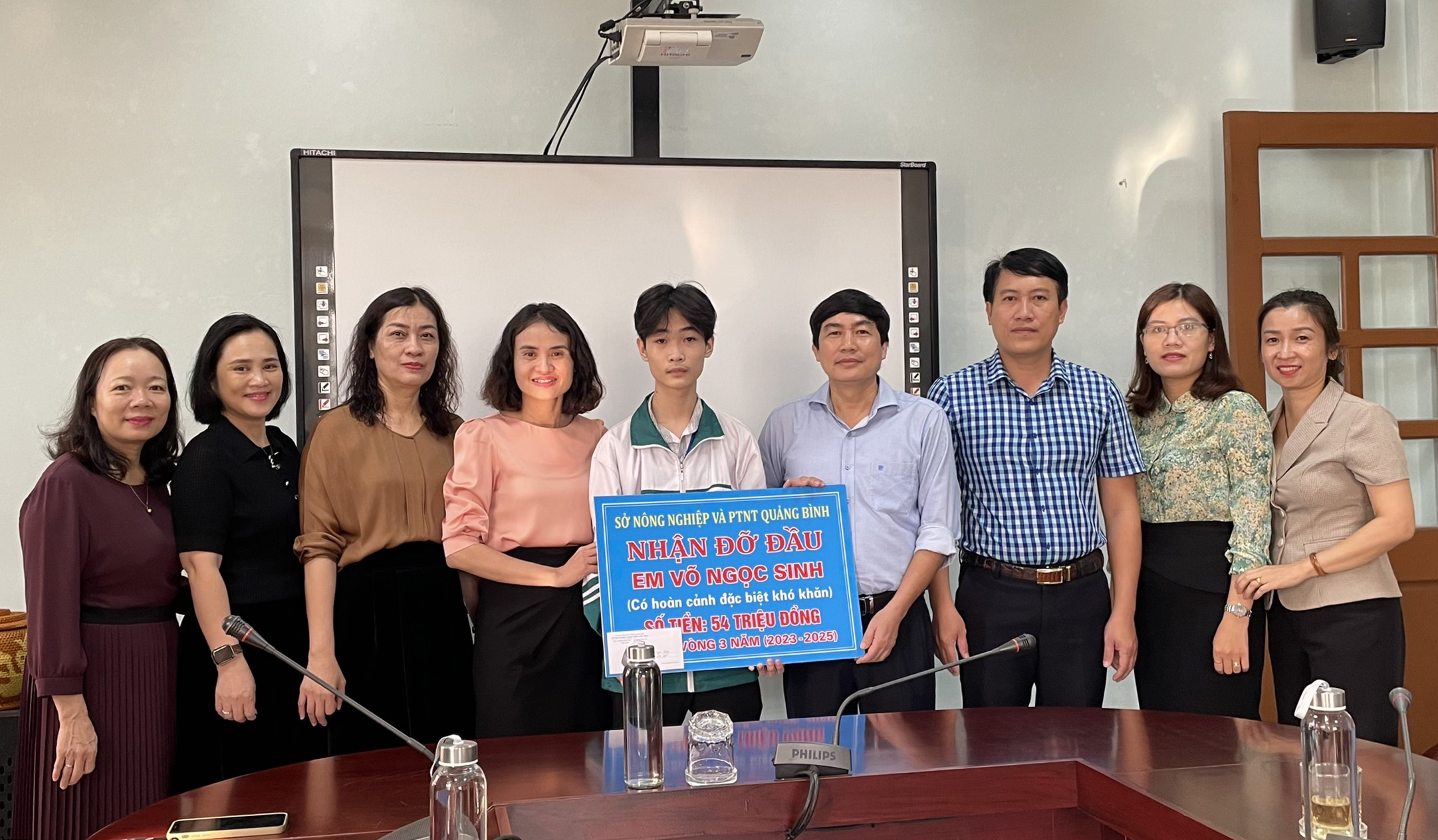 Trao tiền hỗ trợ cho học sinh nghèo vượt khó học giỏi
