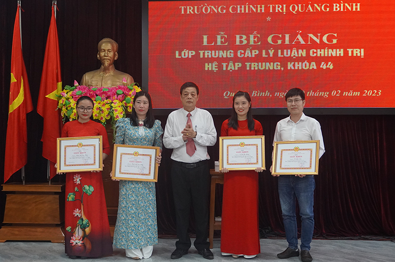 Bế giảng lớp trung cấp lý luận chính trị, hệ tập trung khóa 44