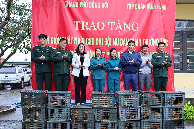Trao tặng con giống cho Đại đội nữ dân quân pháo phòng không 37mm TP. Đồng Hới