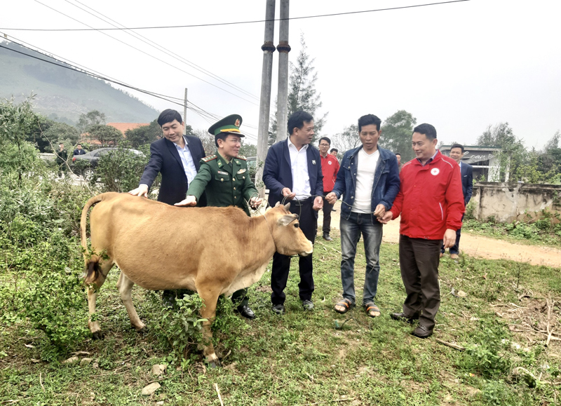 Hỗ trợ các hộ dân có hoàn cảnh khó khăn