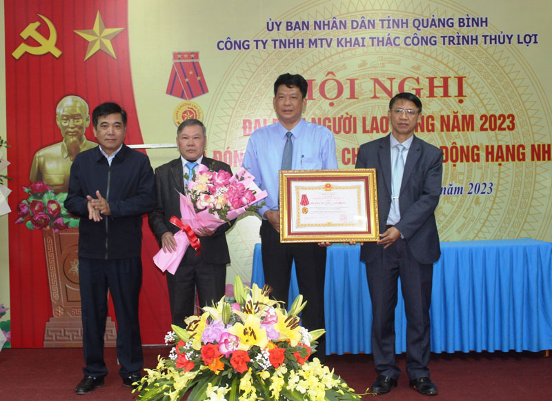Công ty TNHH MTV Khai thác công trình thủy lợi: Đón nhận Huân chương Lao động hạng Nhất