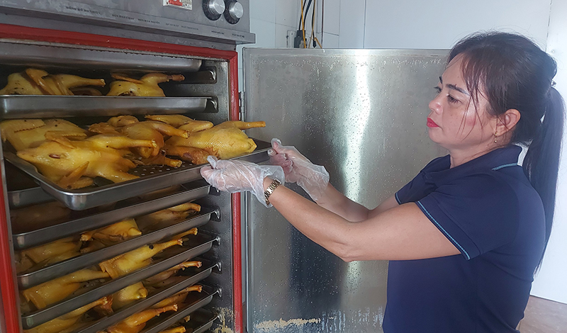 Thơm ngon món gà ủ muối thảo dược
